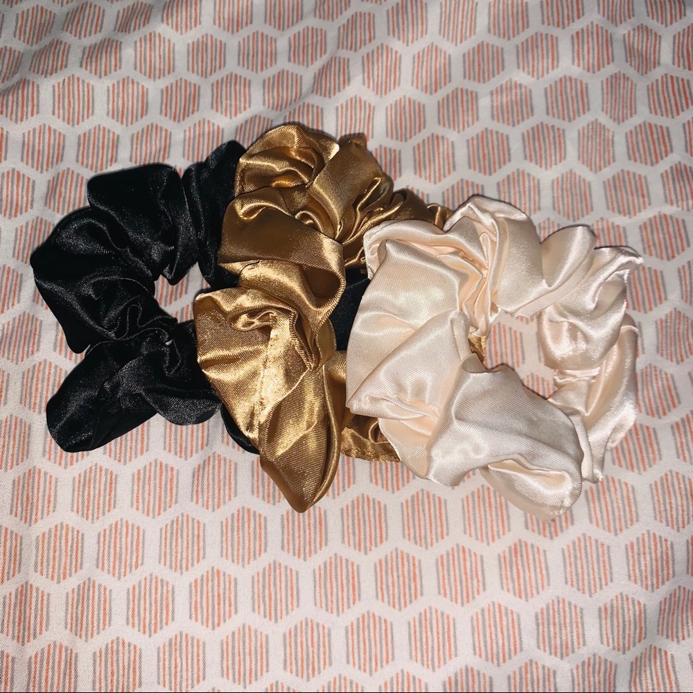 Scrunchies (Set of 3)❤️